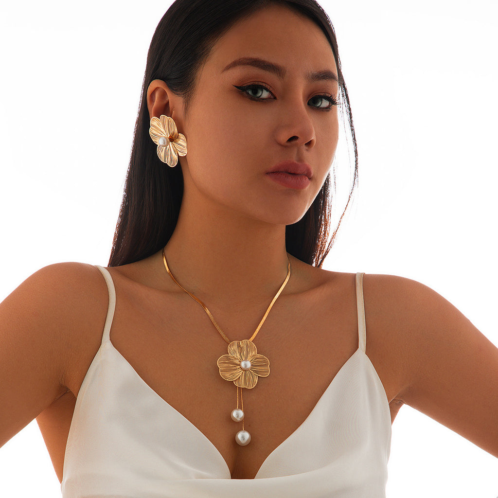 Ladies’ Flower Pearl Necklace & Earrings Set – Elegant Inlaid Jewellery Suite