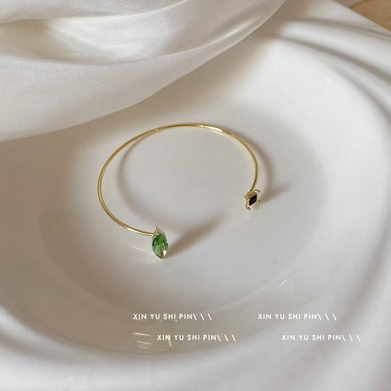 Rhinestone Bracelet – Simple & Graceful White Vintage Design