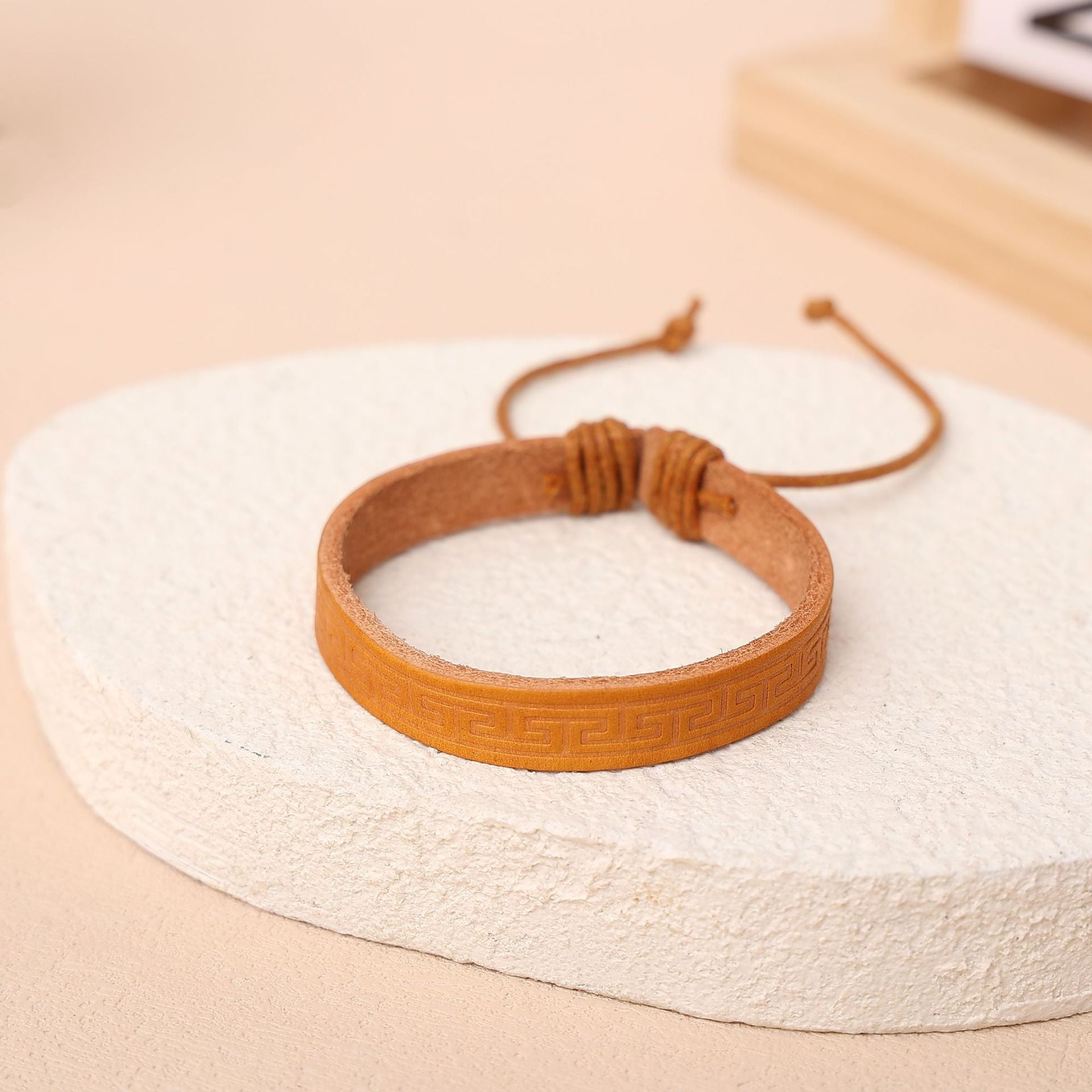 Elegant Cowhide Leather Wristband Bracelet – All-Matching Unisex Style