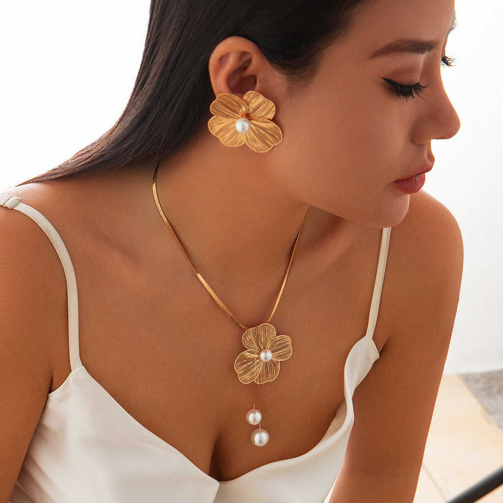 Ladies’ Flower Pearl Necklace & Earrings Set – Elegant Inlaid Jewellery Suite