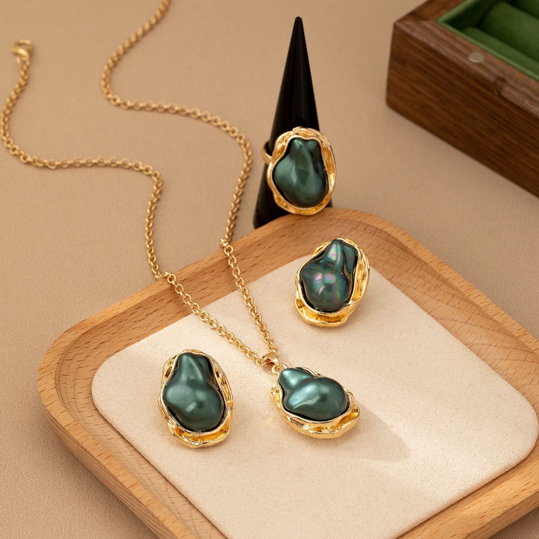 Retro Green Pearl Jewelry Set – Necklace, Earrings & Ring