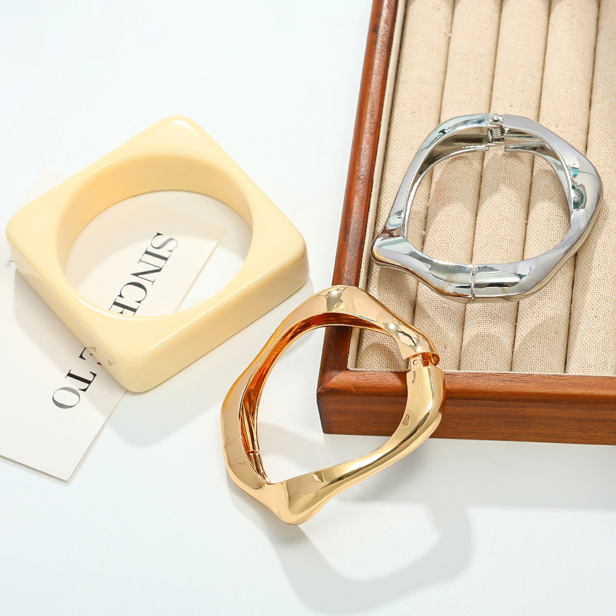 Creative Retro Metal Bracelet – Glossy Surface Design