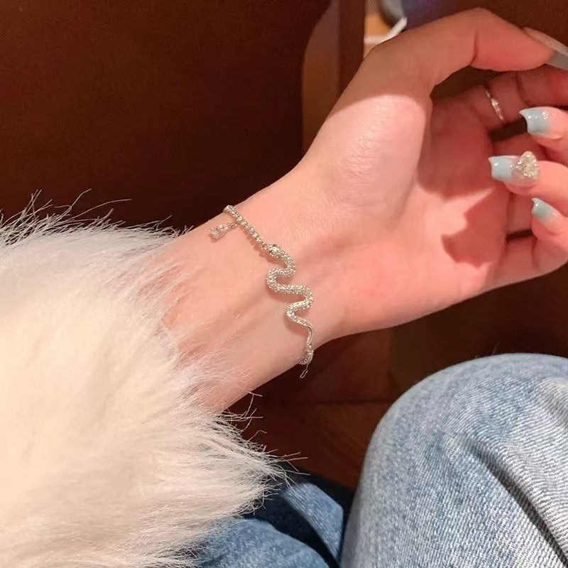 Rhinestone Bracelet – Simple & Graceful White Vintage Design