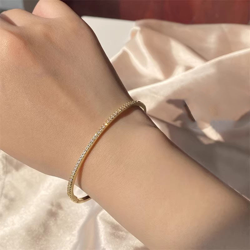 Women’s Single Row Diamond Bracelet – White or Yellow Gold