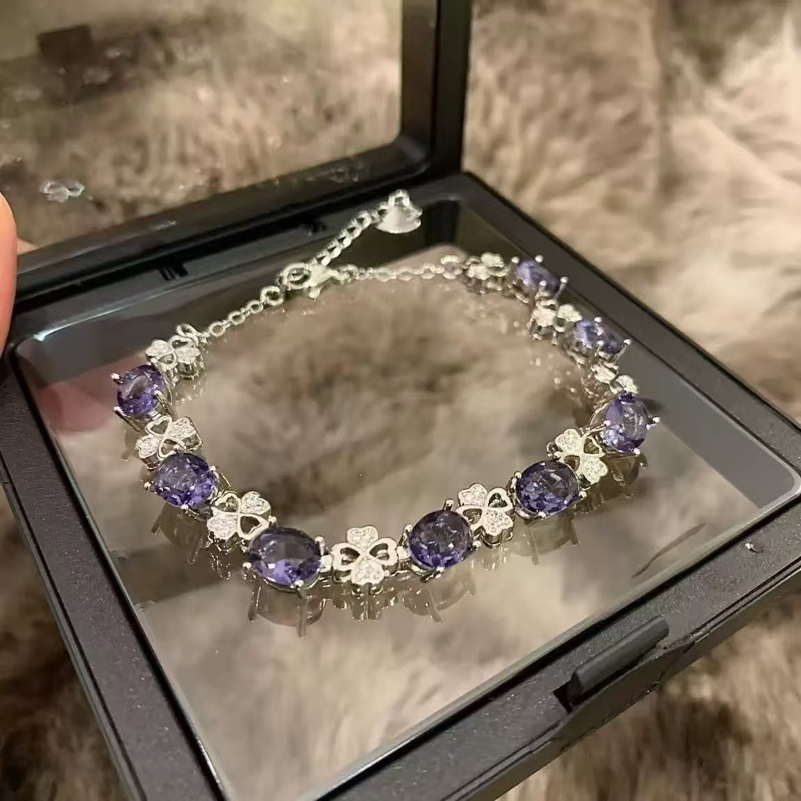 Rhinestone Bracelet – Simple & Graceful White Vintage Design