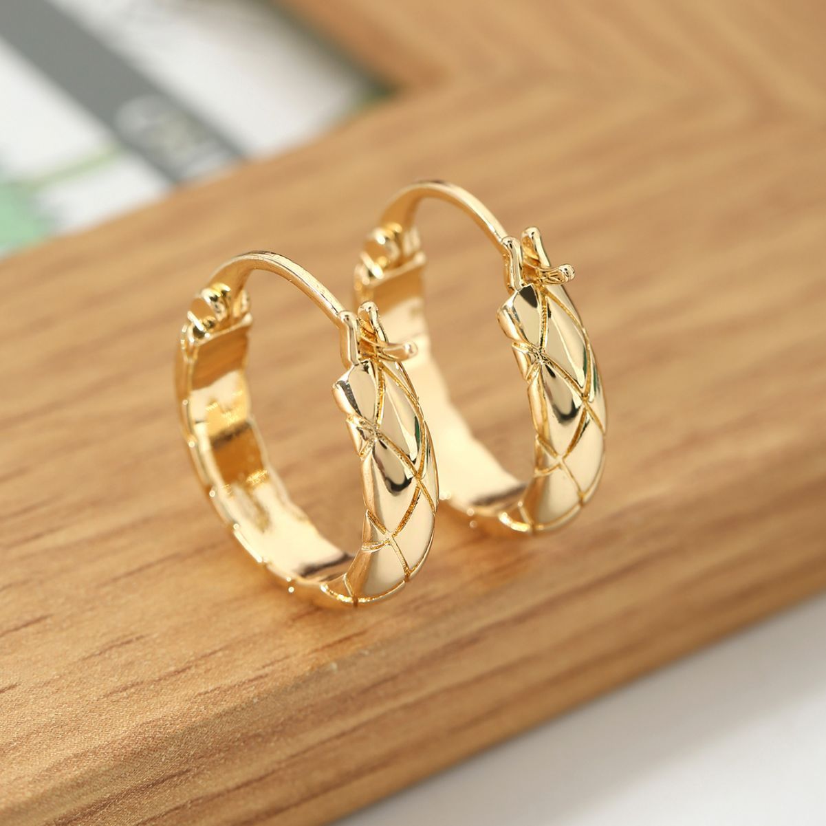 European & American Glossy Diamond Plaid Earrings – Fashion Statement