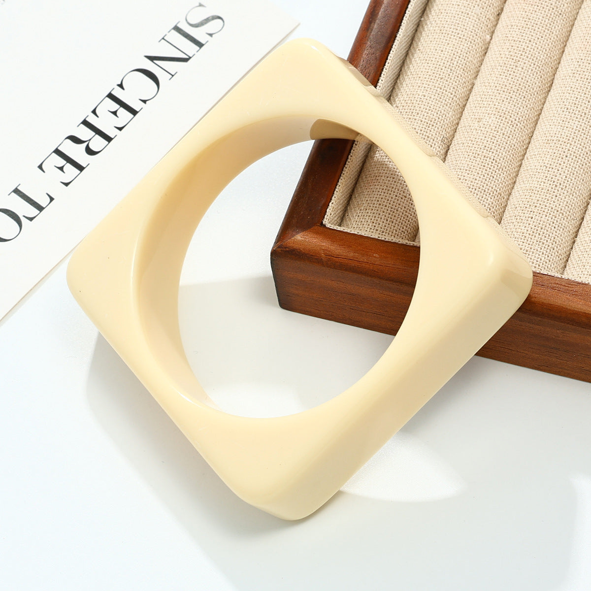 Creative Retro Metal Bracelet – Glossy Surface Design