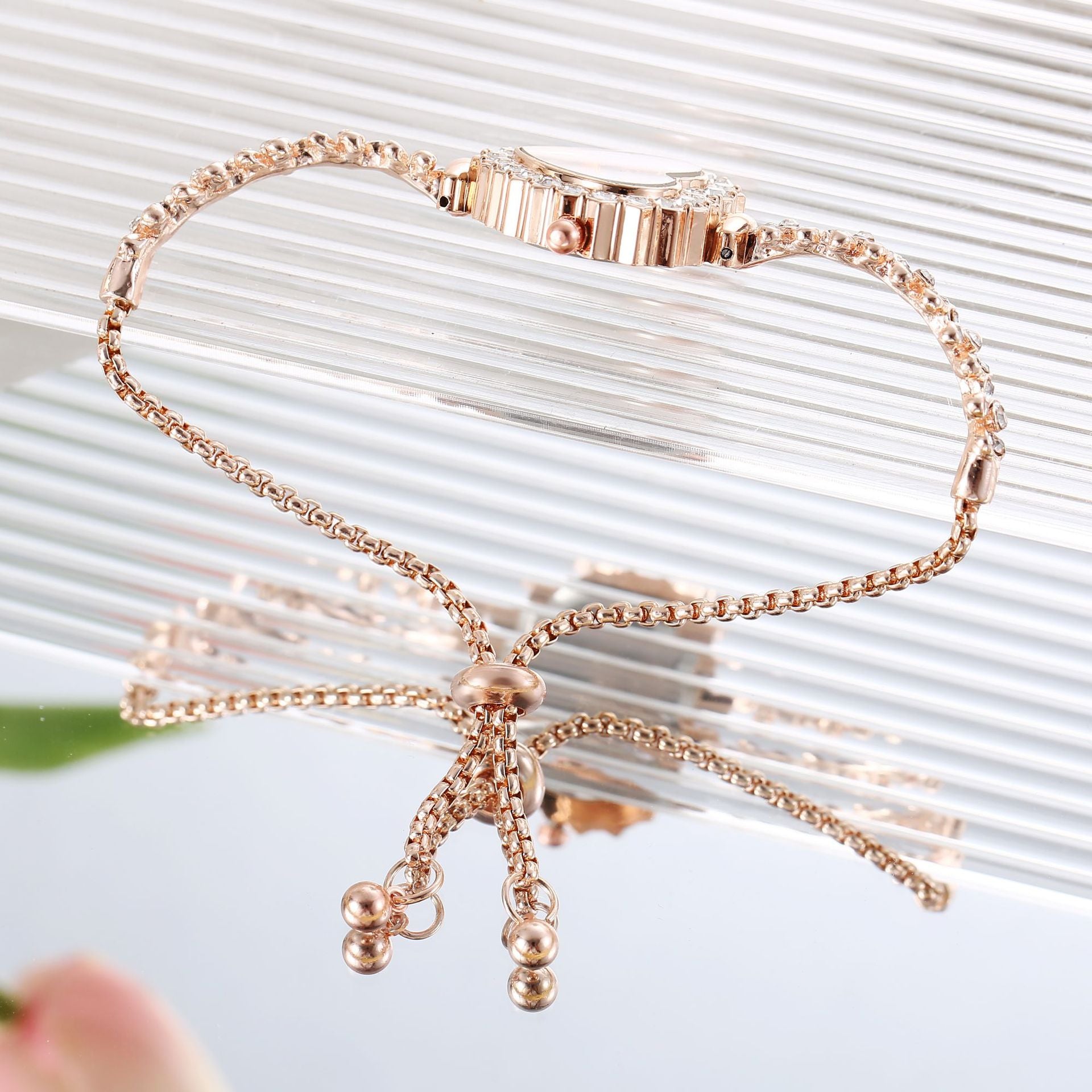 Women’s Flower Chain Diamond-Embedded Love Watch – Elegant All-Match Design