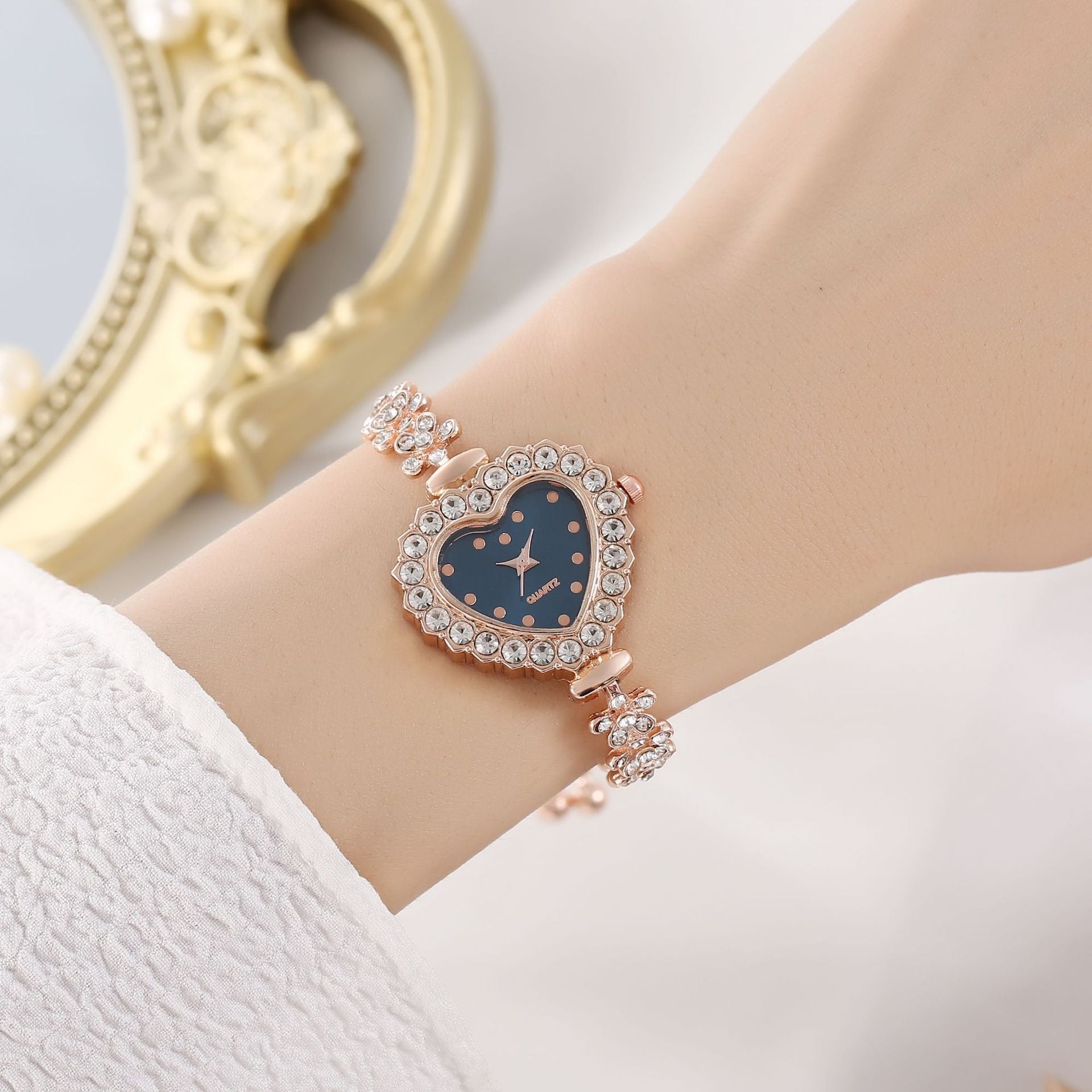 Women’s Flower Chain Diamond-Embedded Love Watch – Elegant All-Match Design