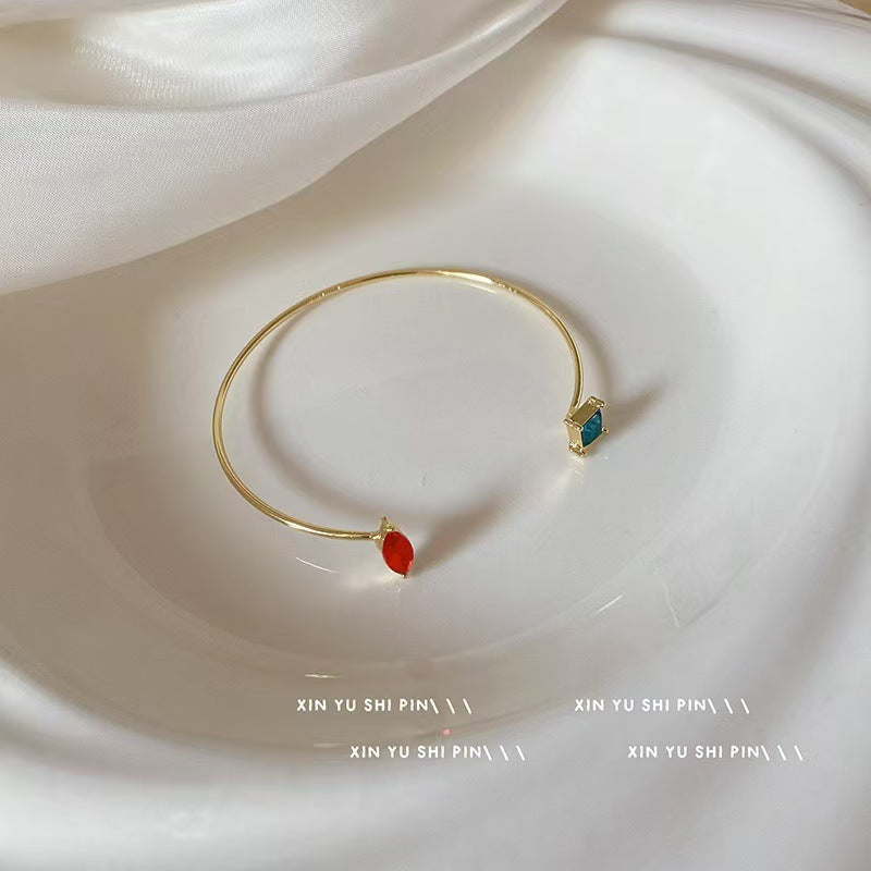 Rhinestone Bracelet – Simple & Graceful White Vintage Design