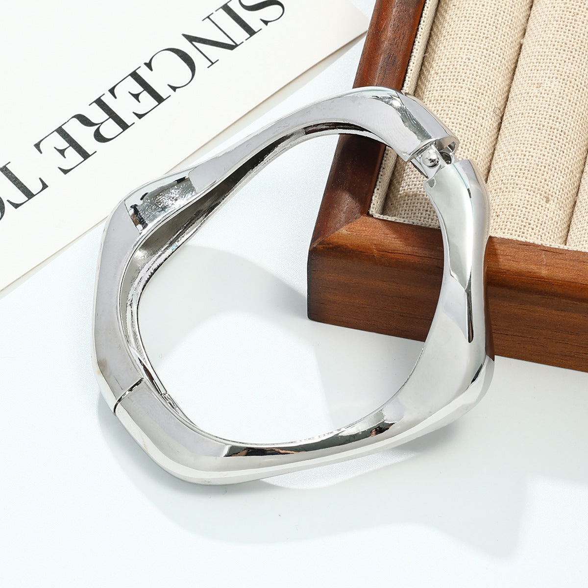 Creative Retro Metal Bracelet – Glossy Surface Design