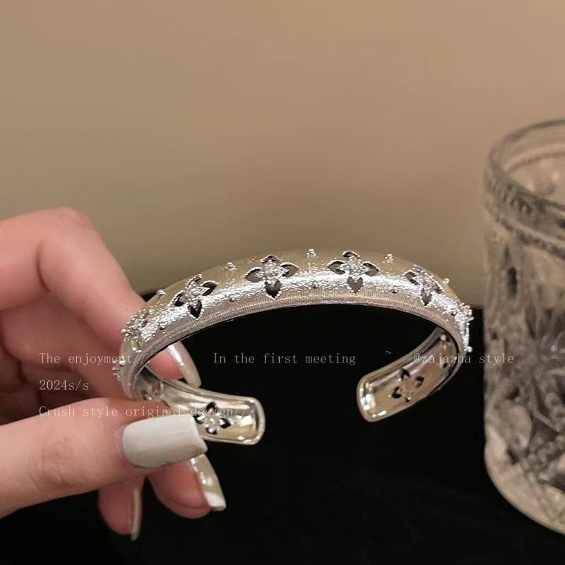 Rhinestone Bracelet – Simple & Graceful White Vintage Design