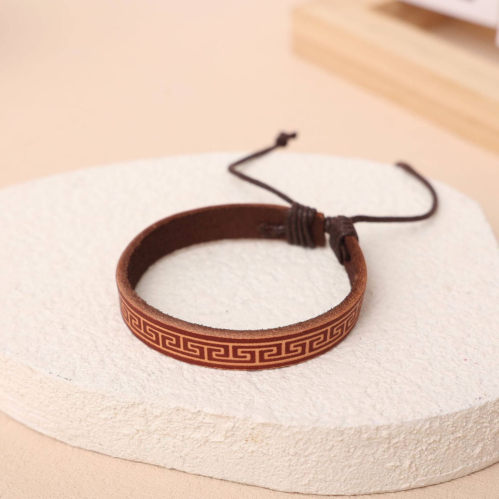 Elegant Cowhide Leather Wristband Bracelet – All-Matching Unisex Style