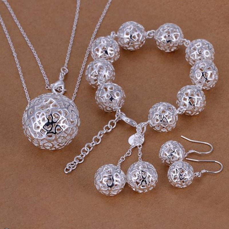 Exquisite Silver-Plated Three-Dimensional Ball Pendant Necklace – Elegant Women’s Jewellery