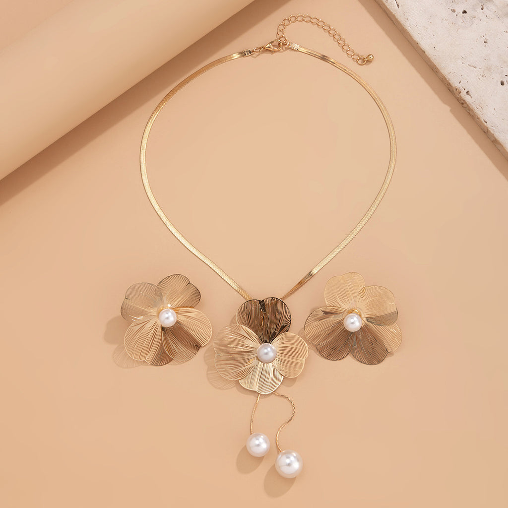 Ladies’ Flower Pearl Necklace & Earrings Set – Elegant Inlaid Jewellery Suite