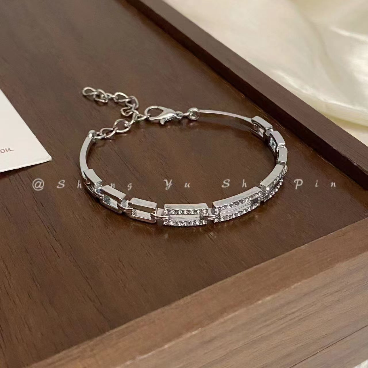 Rhinestone Bracelet – Simple & Graceful White Vintage Design