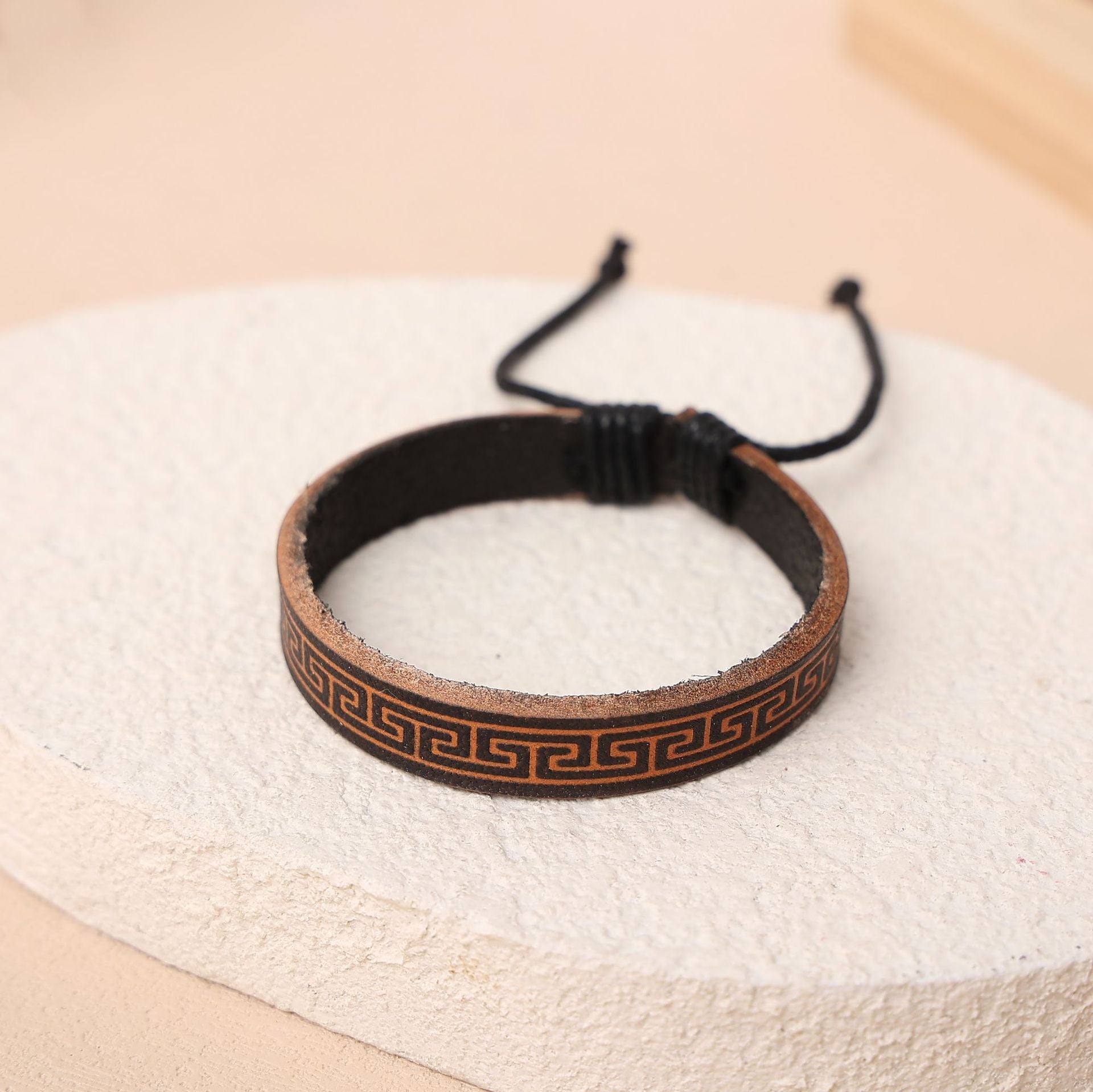 Elegant Cowhide Leather Wristband Bracelet – All-Matching Unisex Style