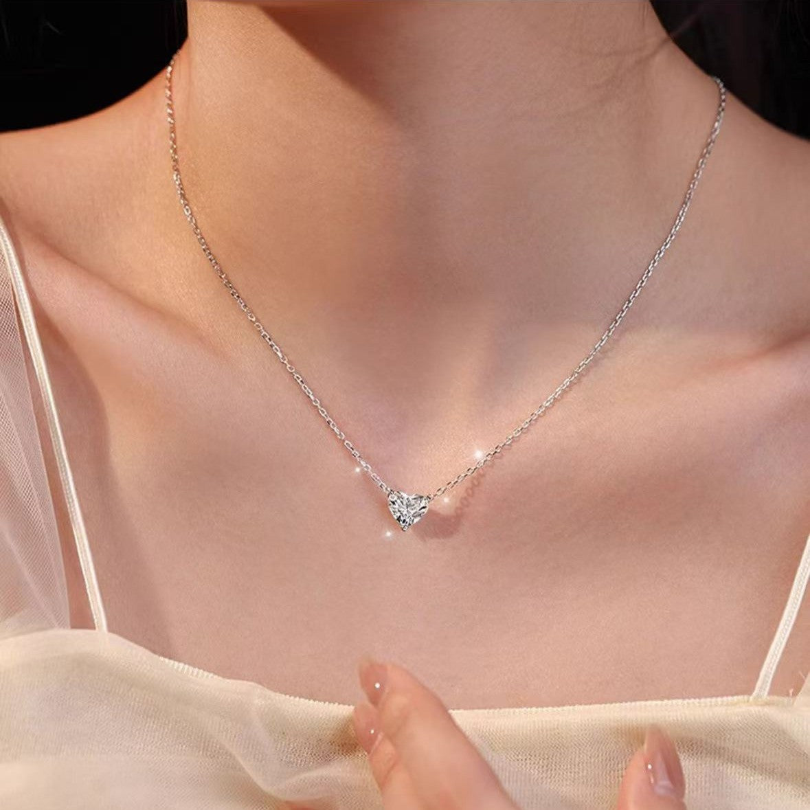 Women’s Simple Grace Love Necklace – Elegant Refined Heart Pendant Jewellery