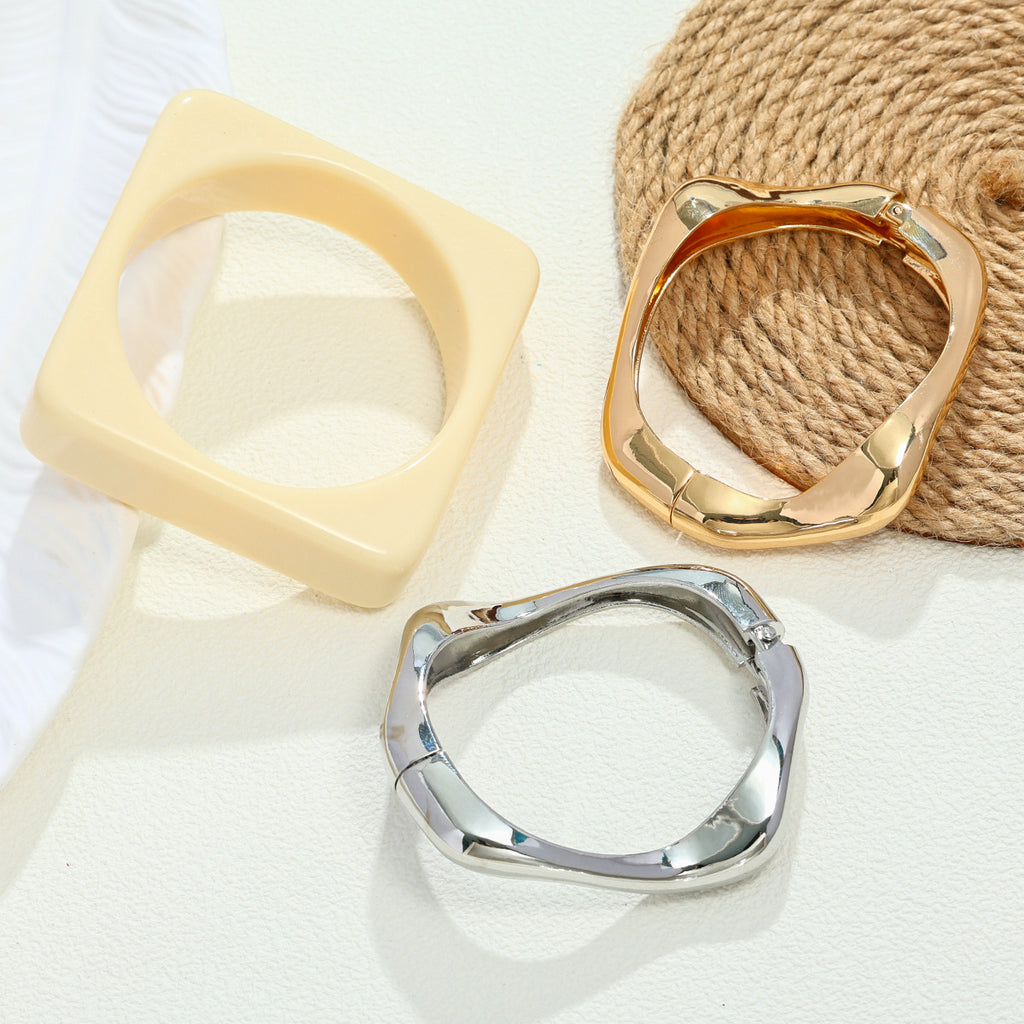 Creative Retro Metal Bracelet – Glossy Surface Design