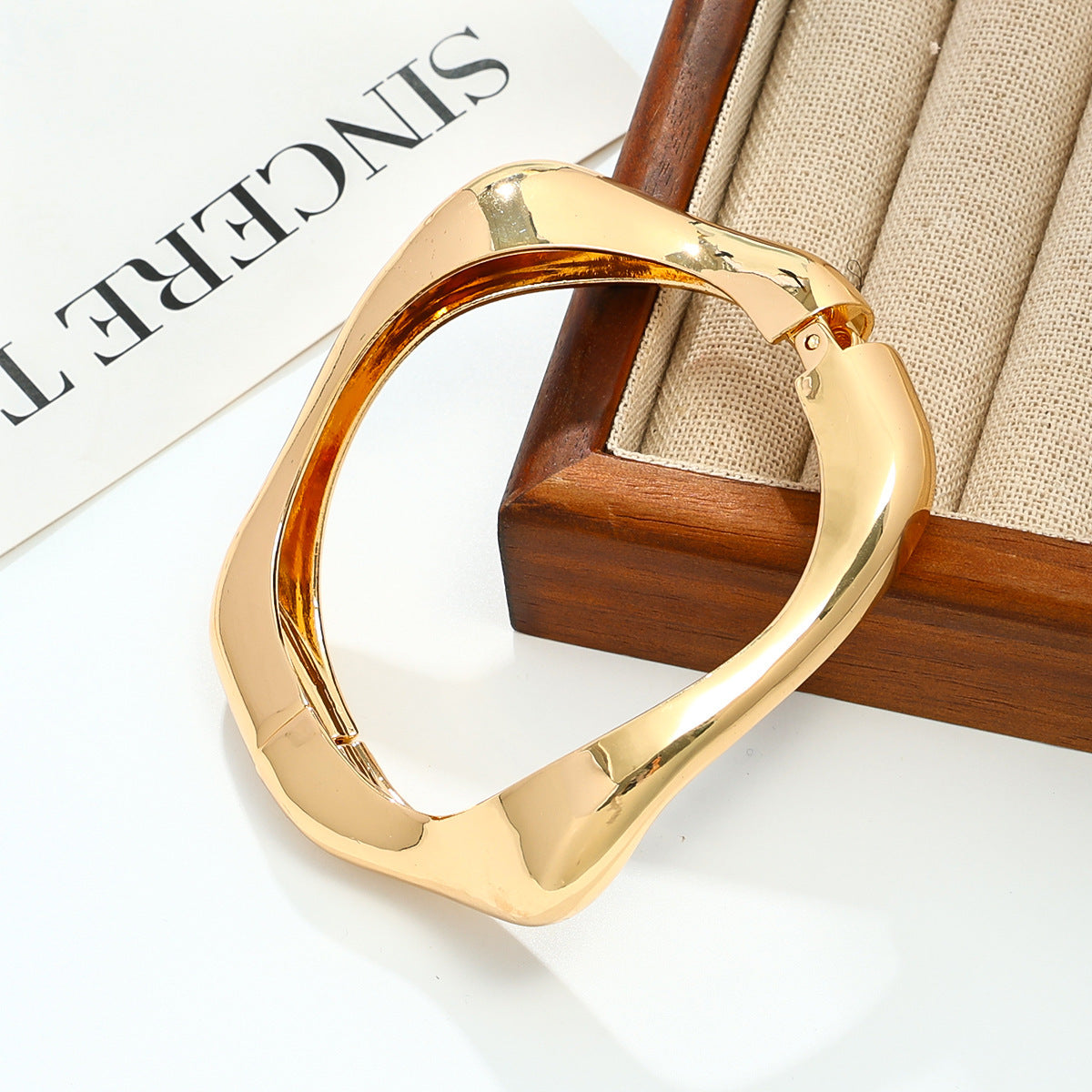 Creative Retro Metal Bracelet – Glossy Surface Design