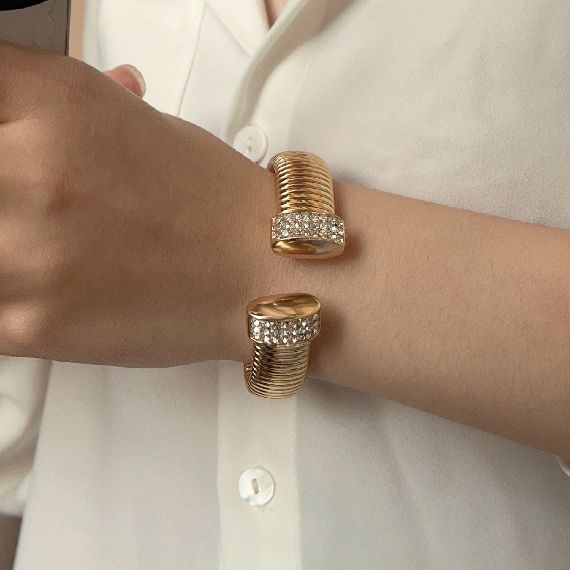 Light Luxury Wide Elastic Bracelet – Vertical Stripe Open-Ended Design