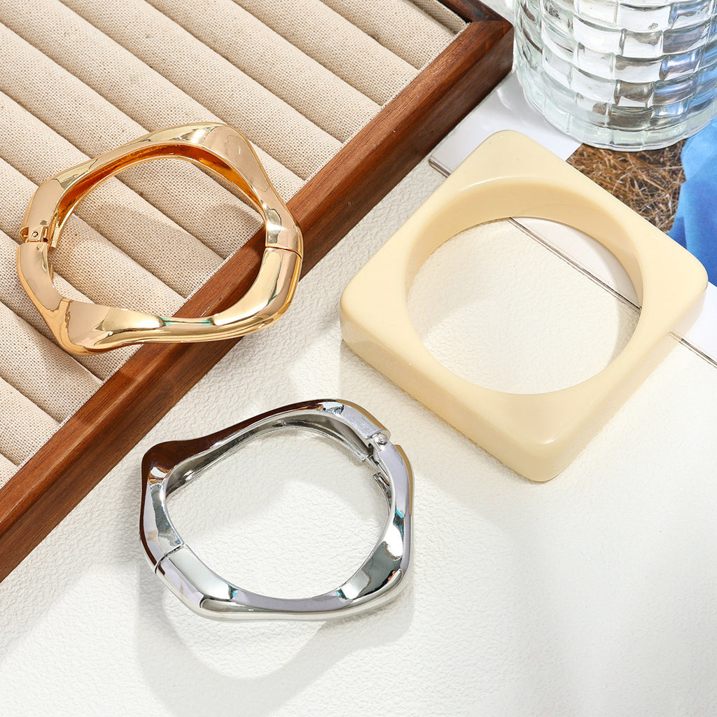 Creative Retro Metal Bracelet – Glossy Surface Design
